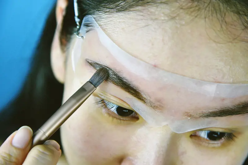How to Use Eyebrow Stencils for Plucking?